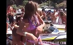 Casada dando na festa para amigo do corno