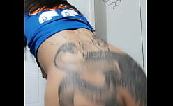 Botando no cuzinho da novinha